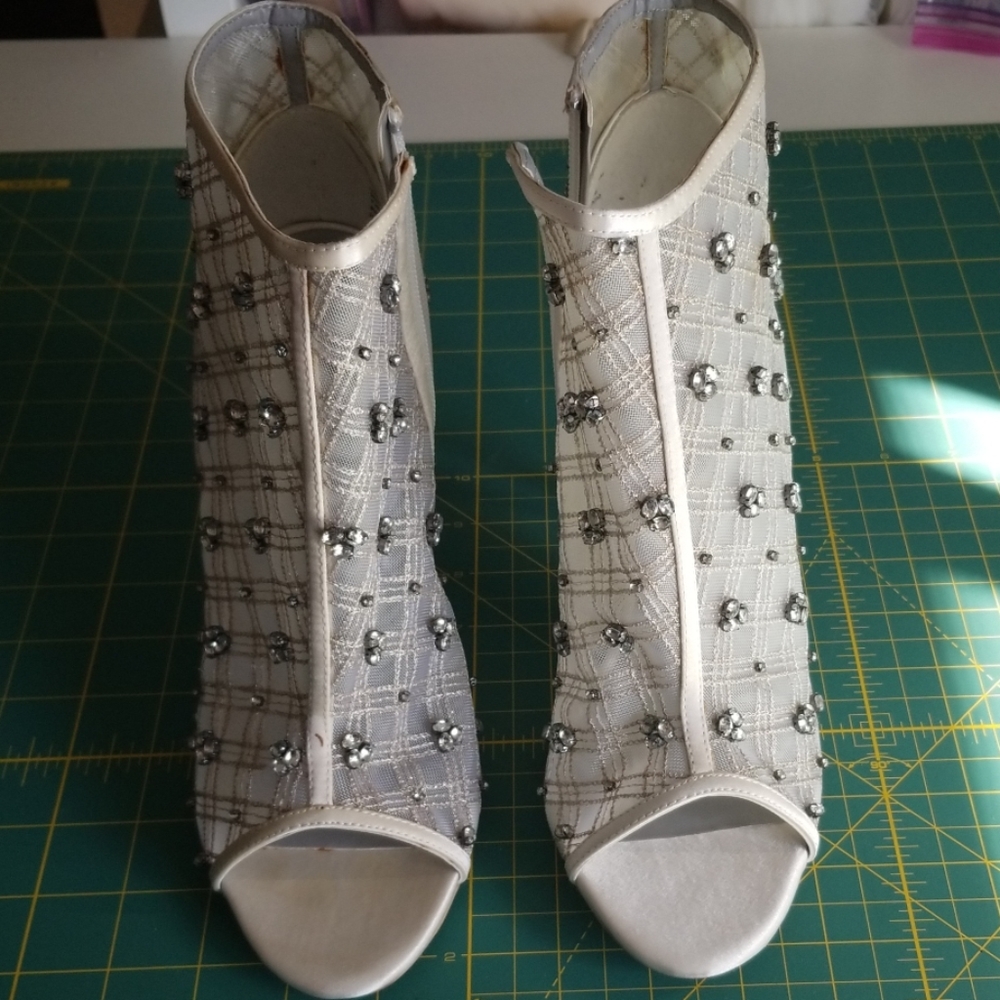 Vera Wang Lattice booties Ivory